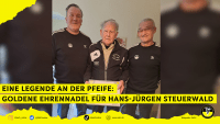 v.l.n.r.: Kreisschiedsrichterobmann Frank Ritter, Hans-Jürgen Steuerwald und Kreisvorsitzender Klaus Schneider