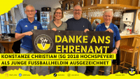 Bildunterschrift v.l.n.r.: Kreisvorsitzender Klaus Schneider, Konstanze Christian, Vereinsvorsitzender Thomas Bernhart und Kreisehrenamtsbeauftragter Andreas Gödtel Junge Fußballheldin Konstanze Christian