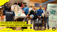 Bildunterschrift: Die Vertreter des Vereinsdialogs beim FC Insheim und Philipp Laag (mittig) bei der Präsentübergabe mit Dr. Matthias Weidemann (links) und Lothar Renz (rechts).
