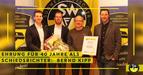 Vier Personen stehen vor einem SWFV-Banner: v.l.n.r.: Lehrwart Julien Belzer, stv. Kreisschiedsrichterobmann Florian Stahl, Jubilar Bernd Kipp, Kreisschiedsrichterobmann Sascha Geisler 