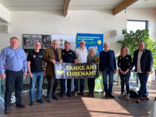 Helmut Dörr (weißes Hemd) vom ASV Mörsch bei der Preisverleihung im April 2022 Helmut Dörr vom ASV Mörsch