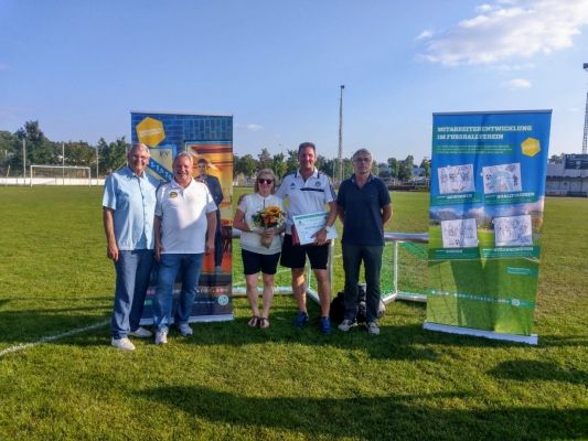 SWFV Präsident Dr. Hans-Dieter Drewitz, Kreisvorsitzender Klaus Karl, Ehefrau von Uwe Rudingsdorfer, Uwe Rudingsdorfer, Kreisehrenamtsbeauftragter Ferit Isufaj Uwe Rudingsdorfer Club 100 - FC 08 Hassloch