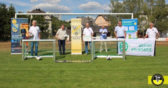 Wolfgang Röske (3. von links) bei der Preisübergabe im Sommer 2021 VfL Algenrodt