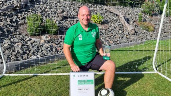Für sein Engagement ausgezeichnet: Daniel Scholz bot während Corona Einzeltrainings für F- und E-Jugendspieler*innen an - Foto: privat Daniel Schol - Fair play Medaille Gewinner
