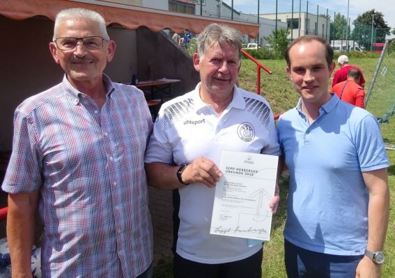 v.l. Jürgen Veth, Karl-Heinz Eberle, Tobias Wrzesinski Ehrung von Karl-Heinz Eberle mit der Sepp-Herberger Urkunde