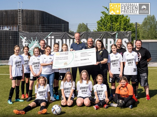 Scheckübergabe durch Christian Gittelmann (Referent der DFB-Stiftung Egidius Braun) an die Südwestgirls - Bild: Klaus Venus / DFB-Stiftung Egidius Braun Fußball-Ferien-Freizeiten DFB Stiftung