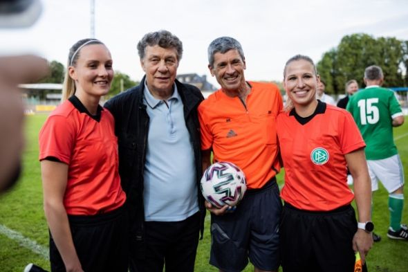 Otto Rehhagel und Markus Merk mit Ines Appelmann (re.) und Fabienne Michel (li.) bei der Fluthilfe im Moselstadion im August 2021 in Trier - Bild GettyImages Dr. Markus Merk