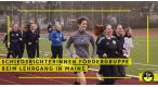 Schiedsrichterinnen auf einer Laufbahn um ein Spielfeld beim Konditionstest. 