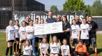 Scheckübergabe durch Christian Gittelmann (Referent der DFB-Stiftung Egidius Braun) an die Südwestgirls - Bild: Klaus Venus / DFB-Stiftung Egidius Braun Fußball-Ferien-Freizeiten DFB Stiftung