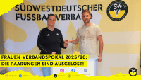 Dany Spindler (Vorsitzende des Verbandsfrauen- und Mädchenausschusses) und Timm Ritterböck (Losfee / Marketing Referent beim SWFV) bei der Auslosung