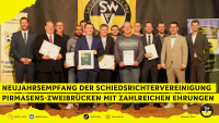 v.l.n.r. Kreisschiedsrichterobmann Sascha Geisler, Thorsten Ecker, Alexander Seiberth, Cedric Nana, Marc-Kevin Schaf, Peter Deliargyris, Jürgen Fitzner, David Schwinzer, Markus Adam, Christian Manfred Dully, Florian Stahl, Ehrenamtsbeauftragter Thomas Seiler, Ausschussmitglied Steffen Schwarz, Lehrwart Julien Belzer.