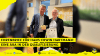 SWFV-Präsident Thomas Bergmann (links) mit Hans-Erwin Hartmann bei der Ehrung in Edenkoben