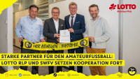 v.l.n.r.: Michael Monath (SWFV-Verbandsdirektor), Jürgen Häfner (Geschäftsführer Lotto Rheinland-Pfalz), Thomas Bergmann (SWFV-Präsident) und Dirk Martin (Prokurist Lotto Rheinland-Pfalz) bei der Vertragsunterzeichnung